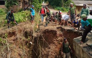 GOTONG ROYONG PERBAIKAN JEMBATAN KELURAHAN CAMPUR ASRI